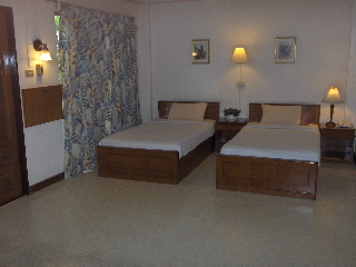 twin bed room